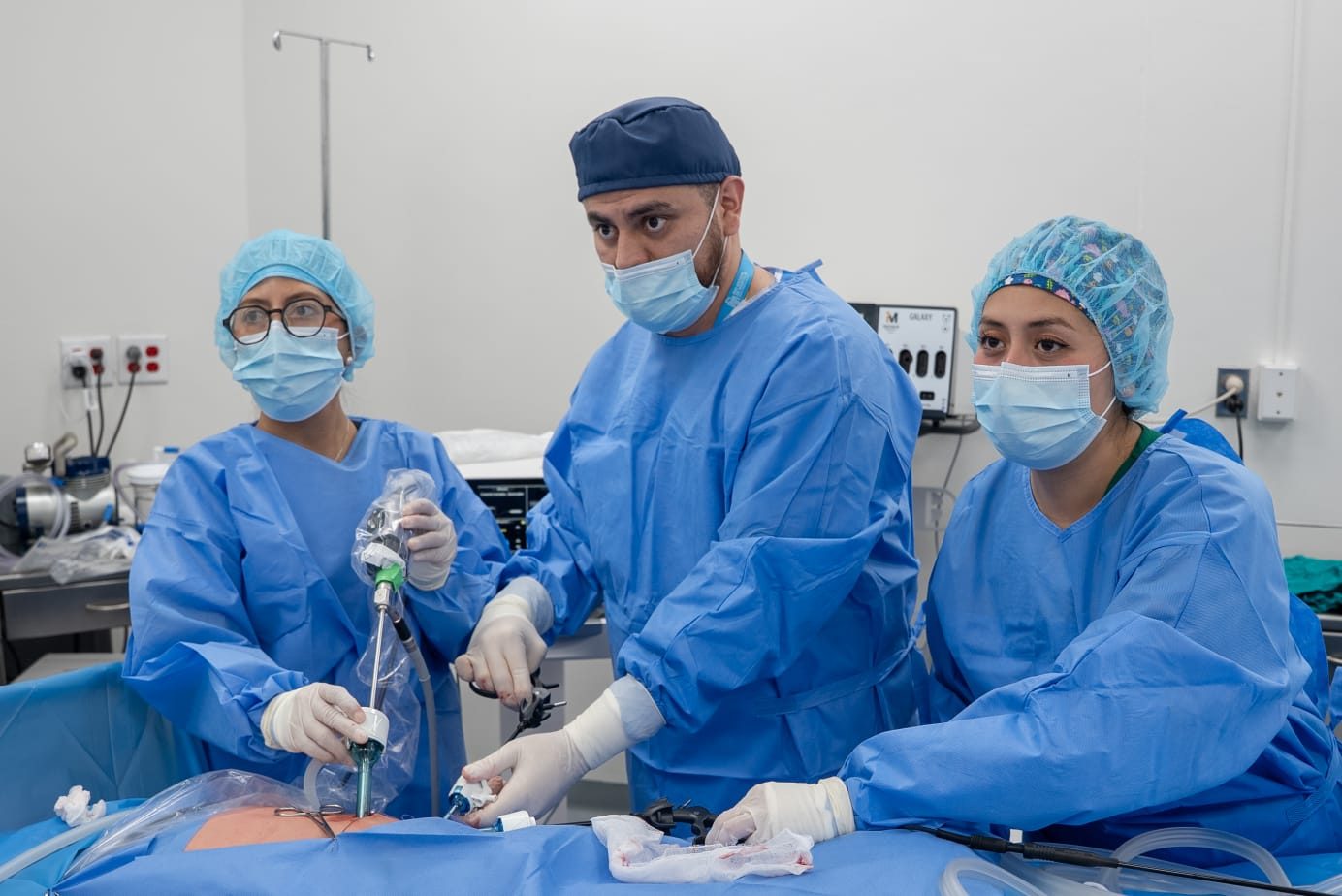 Dr. Freddy Aldaz en cirugía pediátrica con su equipo