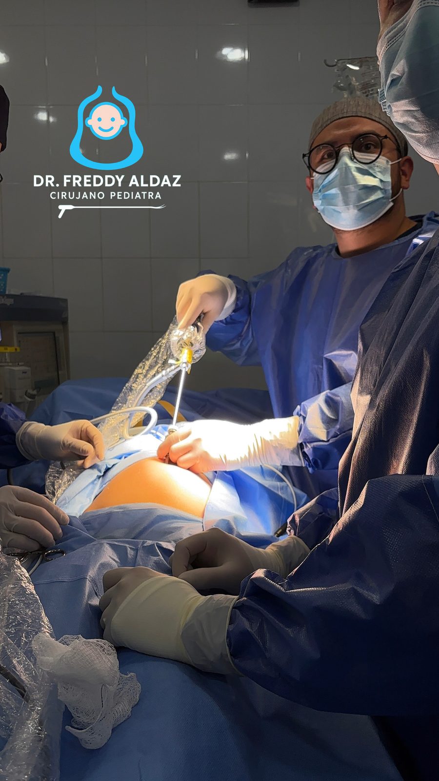 Dr. Freddy Aldaz en quirófano